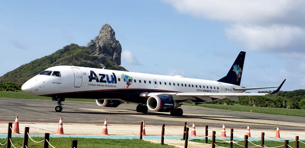 Companhia aérea é condenada a pagar R$ 10 mil a adolescente após mudança de voo